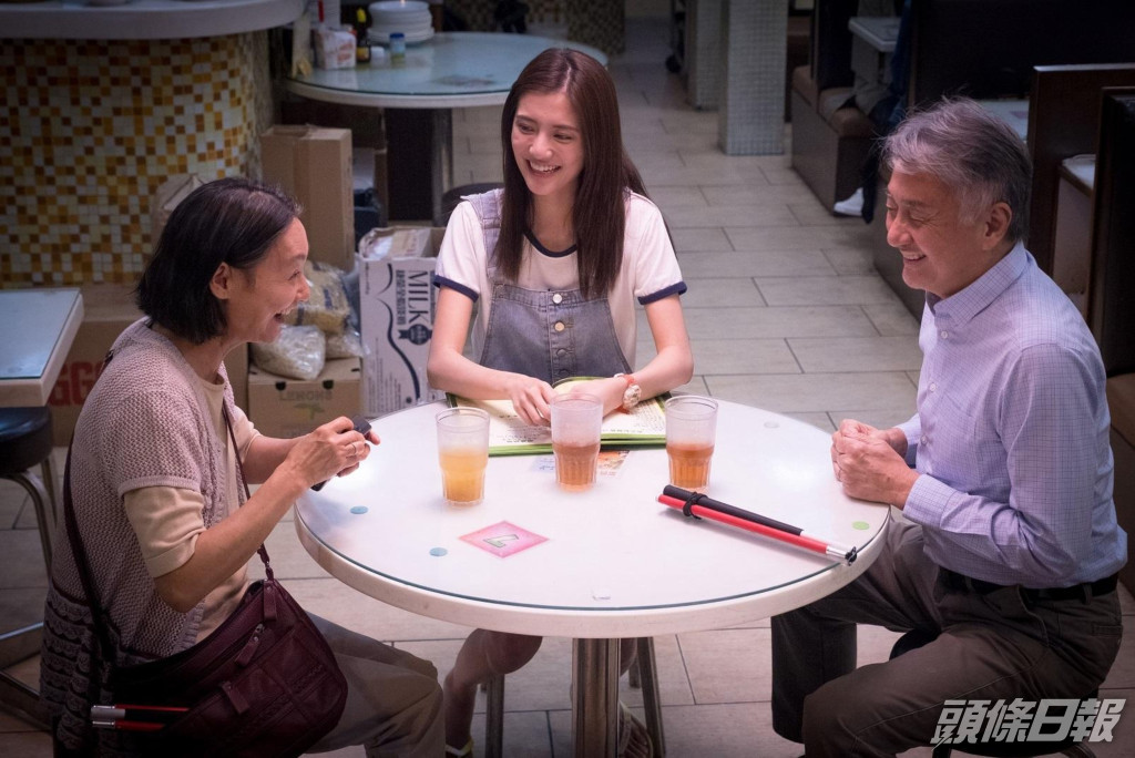 有傳吳千語父親曾於街市斬叉燒維生養活一家，吳媽媽則從小栽培女兒向上流社會進發。