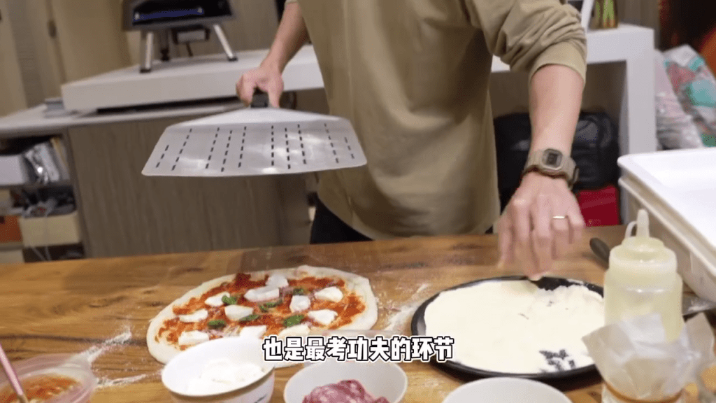 袁偉豪日前教整Pizza。