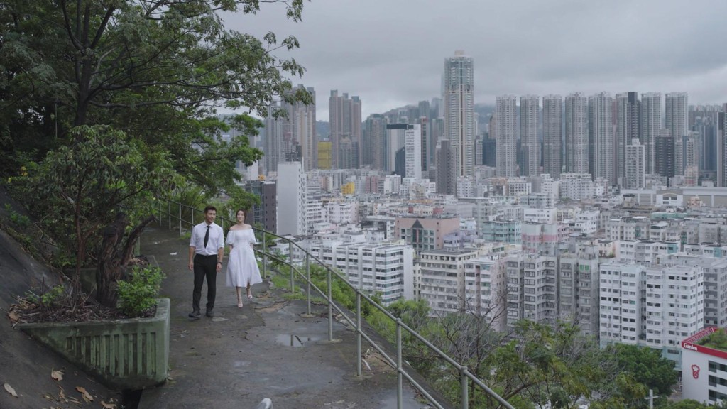 在黑雨警告下，冒住俾雷劈嘅危險，極速上落逾千級樓梯山上取景。