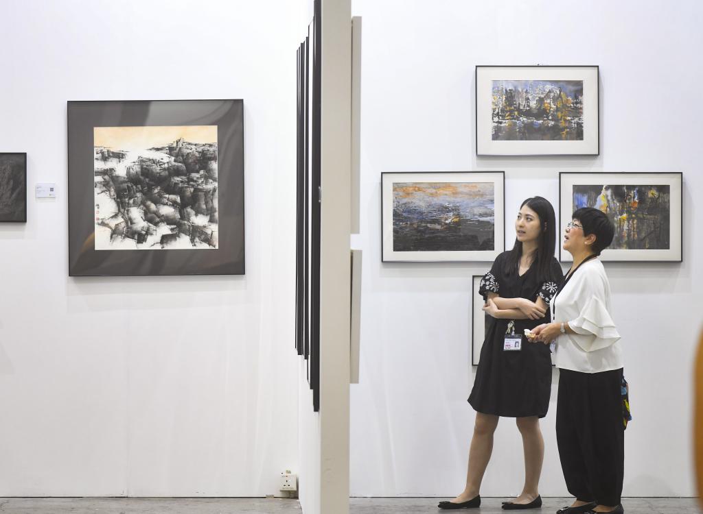 香港每年皆舉辦多個藝術展覽，如上月初的典亞藝博（Fine Art Asia）。