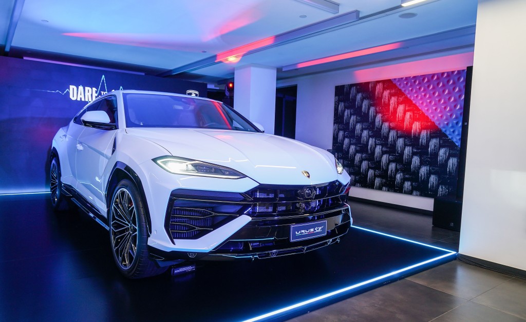 林寶堅尼Lamborghini Urus SE混能SSUV抵港：Urus SE是繼旗艦超跑Revuelto後，車廠第二款推出的插電式混能PHEV車型，本港售價HK$3,888,000起，首批預計2025年第二至第三季交付。