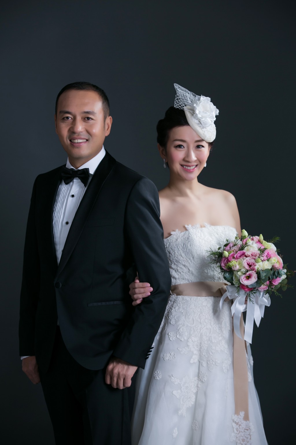 二人拍了拖八個月便結婚，並在海南島三亞舉行婚禮。