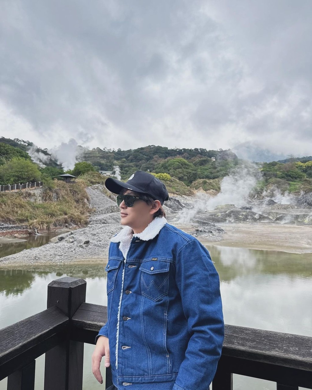 陳曉東陪太太返家鄉，順道度假。