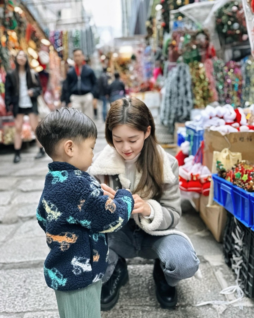 岑麗香帶囝囝去行街。