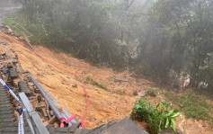 清水灣道五塊田山泥傾瀉　行人路崩塌