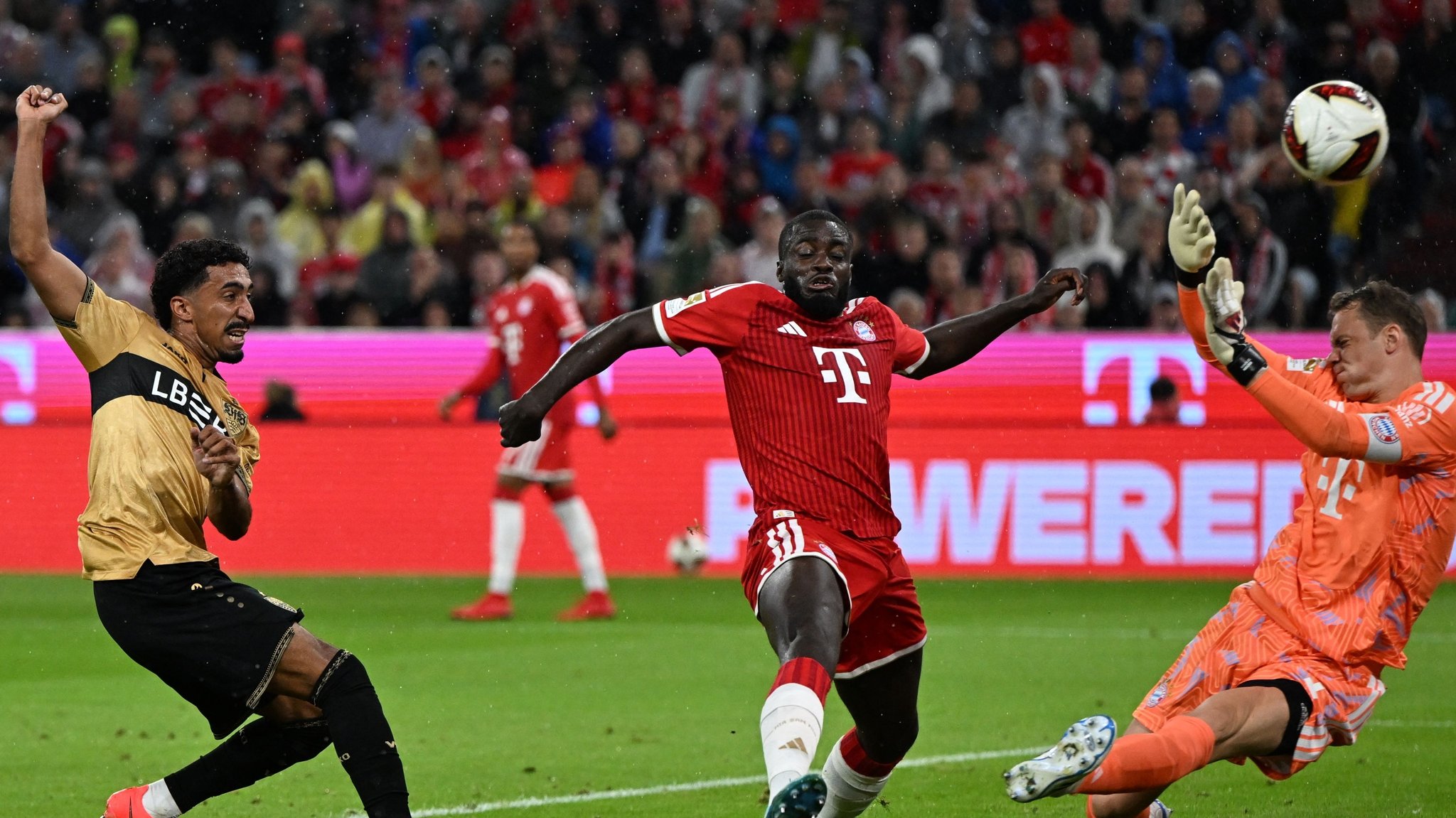 dpatopbilder - 28.08.2026, Bayern, München: Fußball, Männer, Bundesliga, FC Bayern München - VfB Stuttgart, Allianz Arena, 1. Spieltag, Tiago Tomas (VfB Stuttgart) in Aktion gegen Dayot Upamecano (Bayern München) und Torwart Manuel Neuer (Bayern München) (l-r). Foto: Sven Hoppe/dpa - WICHTIGER HINWEIS: Gemäß den Vorgaben der Bundesliga bzw. des DFB Deutscher Fußball-Bund ist es untersagt, in dem Stadion und/oder vom Spiel angefertigte Fotoaufnahmen in Form von Sequenzbildern und/oder videoähnlichen Fotostrecken zu verwerten bzw. verwerten zu lassen. +++ dpa-Bildfunk +++ | Bild: dpa-Bildfunk/Sven Hoppe dpatopbilder - 28.08.2026, Bayern, München: Fußball, Männer, Bundesliga, FC Bayern München - VfB Stuttgart, Allianz Arena, 1. Spieltag, Tiago Tomas (VfB Stuttgart) in Aktion gegen Dayot Upamecano (Bayern München) und Torwart Manuel Neuer (Bayern München) (l-r). Foto: Sven Hoppe/dpa - WICHTIGER HINWEIS: Gemäß den Vorgaben der Bundesliga bzw. des DFB Deutscher Fußball-Bund ist es untersagt, in dem Stadion und/oder vom Spiel angefertigte Fotoaufnahmen in Form von Sequenzbildern und/oder videoähnlichen Fotostrecken zu verwerten bzw. verwerten zu lassen. +++ dpa-Bildfunk +++