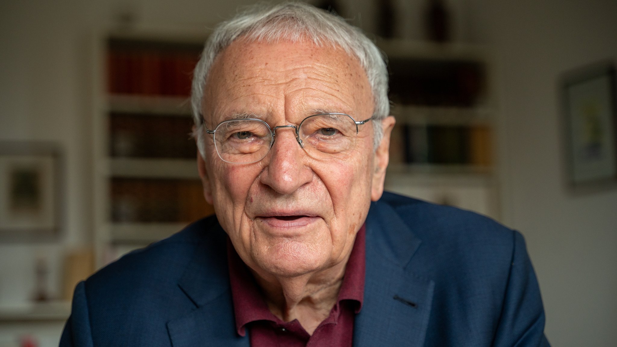 Der Schriftsteller Uwe Timm in seiner Münchner Wohnung. | Bild: picture alliance/dpa | Leonie Asendorpf Der Schriftsteller Uwe Timm in seiner Münchner Wohnung.