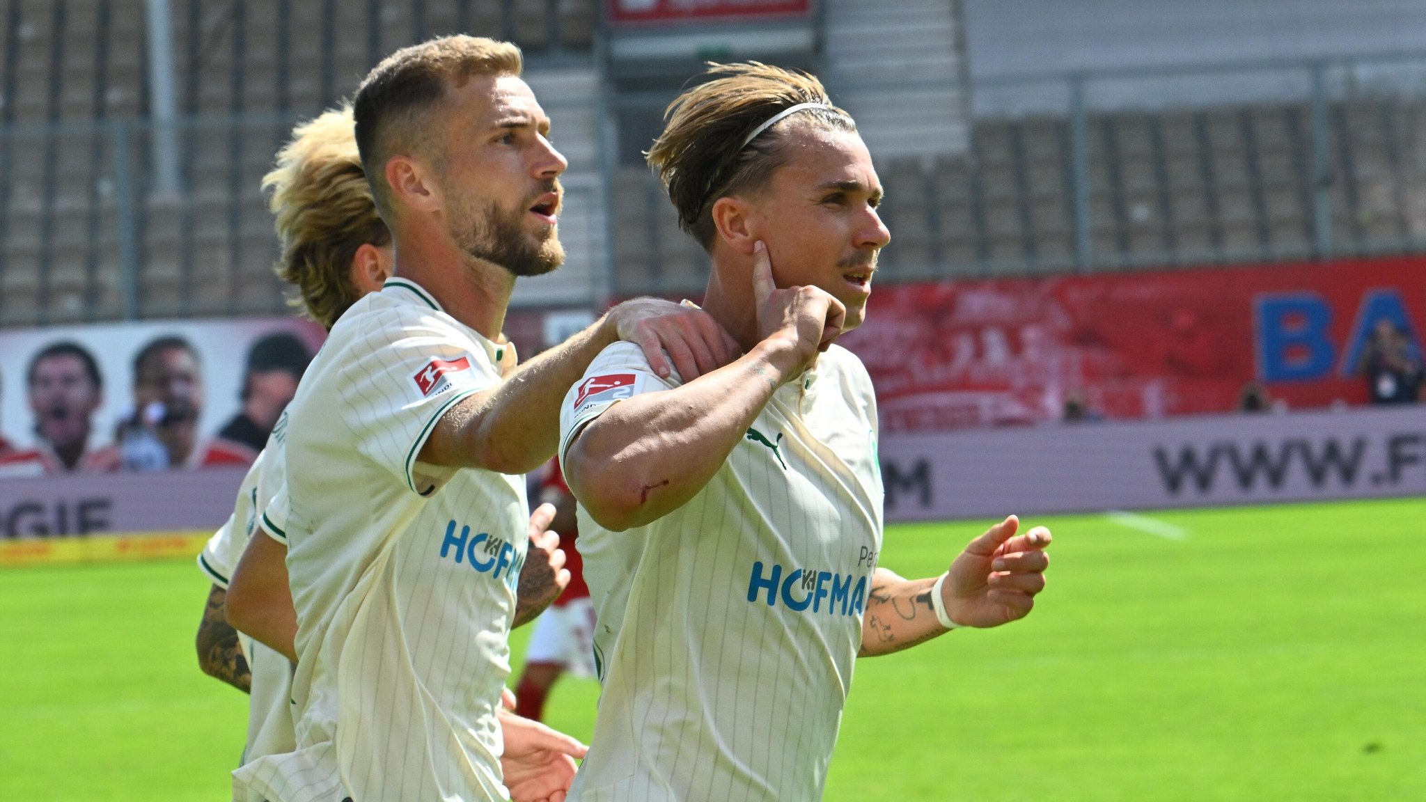 Jubelnde Fürther Spieler | Bild: picture-alliance/dpa Jubelnde Fürther Spieler