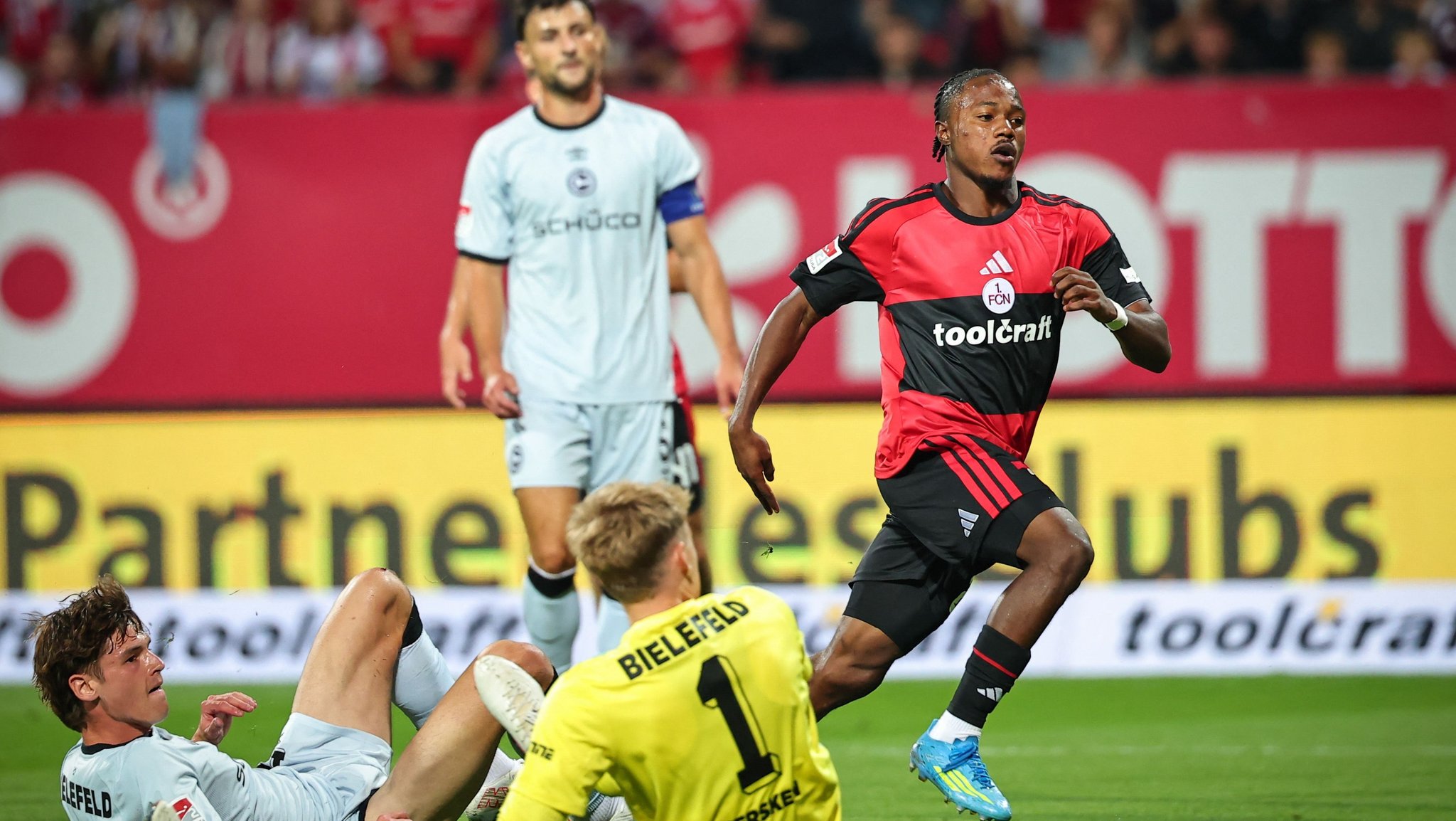 29.08.2026, Bayern, Nürnberg: Fußball, Männer: 2. Bundesliga, 1. FC Nürnberg - Arminia Bielefeld, 3. Spieltag im Max-Morlock-Stadion. Mohamed Ali Zoma (r, 1. FC Nürnberg) jubelt über seinen den Treffer zum 1:0. Foto: Daniel Karmann/dpa - WICHTIGER HINWEIS: Gemäß den Vorgaben der Bundesliga bzw. des DFB Deutscher Fußball-Bund ist es untersagt, in dem Stadion und/oder vom Spiel angefertigte Fotoaufnahmen in Form von Sequenzbildern und/oder videoähnlichen Fotostrecken zu verwerten bzw. verwerten zu lassen. +++ dpa-Bildfunk +++ | Bild: dpa-Bildfunk/Daniel Karmann 29.08.2026, Bayern, Nürnberg: Fußball, Männer: 2. Bundesliga, 1. FC Nürnberg - Arminia Bielefeld, 3. Spieltag im Max-Morlock-Stadion. Mohamed Ali Zoma (r, 1. FC Nürnberg) jubelt über seinen den Treffer zum 1:0. Foto: Daniel Karmann/dpa - WICHTIGER HINWEIS: Gemäß den Vorgaben der Bundesliga bzw. des DFB Deutscher Fußball-Bund ist es untersagt, in dem Stadion und/oder vom Spiel angefertigte Fotoaufnahmen in Form von Sequenzbildern und/oder videoähnlichen Fotostrecken zu verwerten bzw. verwerten zu lassen. +++ dpa-Bildfunk +++