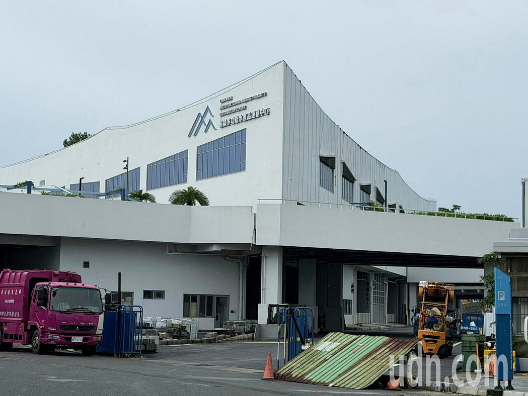 前鎮漁港81億元改建經費除新建水產運銷中心外,還包含周邊下水道、人行、道路工程。... 前鎮漁港81億元改建經費除新建水產運銷中心外,還包含周邊下水道、人行、道路工程。...