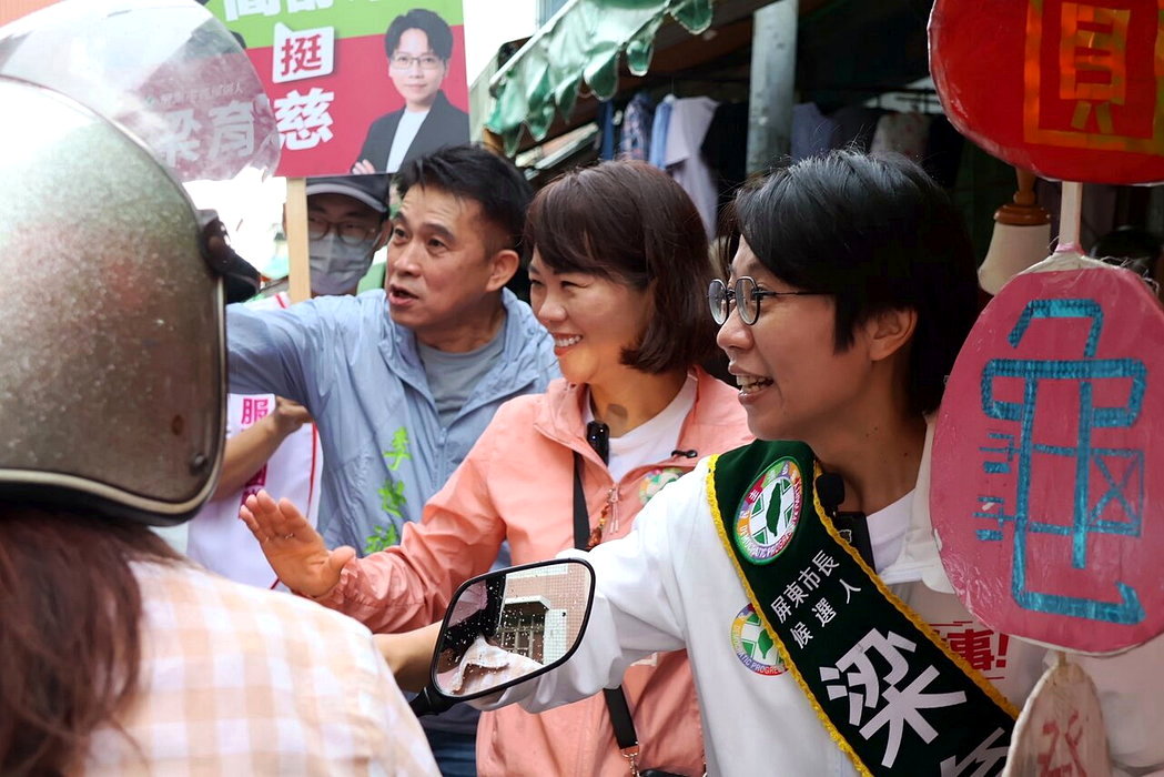 民進黨徵召屏東市長參選人梁育慈(右一)今邀請台北市議員簡舒培(右二)南下掃街,一... 民進黨徵召屏東市長參選人梁育慈(右一)今邀請台北市議員簡舒培(右二)南下掃街,一...