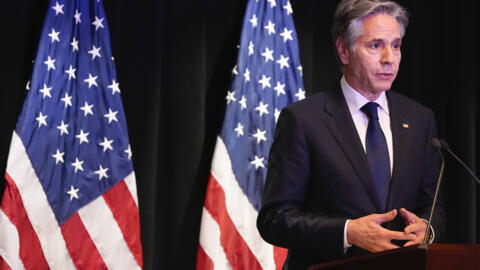 4月26日，美国国务卿布林肯在北京的美国驻华大使馆举行的新闻发布会上发表讲话。