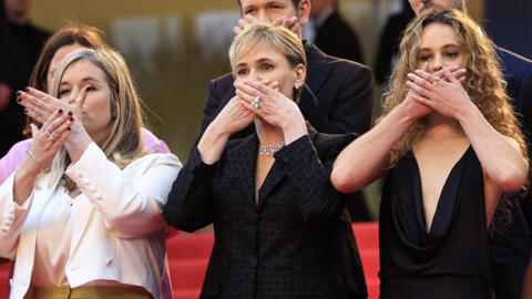 2024 年 5 月 15 日，在自己的短片《Moi aussi》上映前，朱迪特·戈德雷什 (Judith Godrèche) 在主创团队的陪同下，登上戛纳红毯。