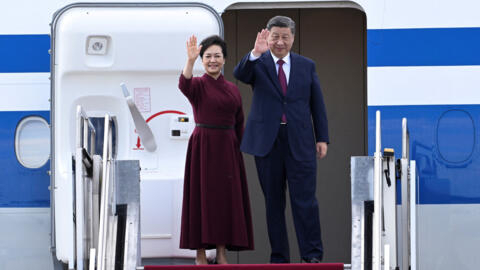 2024 年 5 月 10 日，匈牙利布达佩斯，中国国家主席习近平和夫人彭丽媛结束欧洲之旅登上专机挥手致意