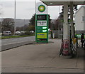 ST3091 : March 13th 2020 BP fuel prices, Malpas Road, Newport by Jaggery