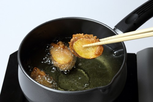②芋を絡めて、油で揚げる。揚げ時間は3分が目安(竹串を刺して、すっと通ればOK)。