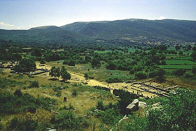 Vue du site de Dodone depuis le théâtre.