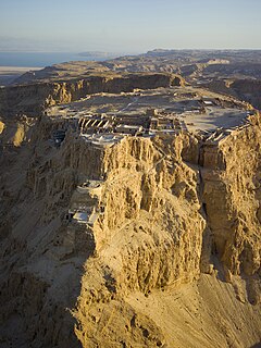 Masada od západu, v pozadí vlevo Mrtvé moře