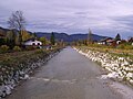 Die Gemeindegrenze zu Rottach-Egern verläuft teilweise entlang der Weißach