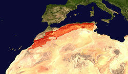 Luoteis-Afrikka satelliittikuvassa. Atlasvuoristo korostettu.