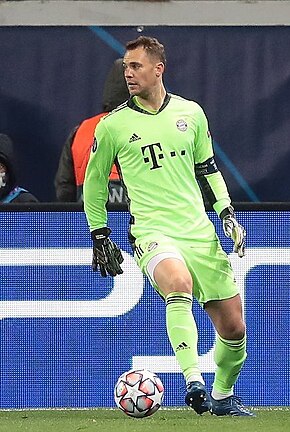 Uno dei migliori prodotti della Knappenschmiede, Manuel Neuer ha compiuto l'intera trafila del settore giovanile dello Schalke prima di esordire in prima squadra nel 2005 e rimanerci fino al 2011, anno del suo trasferimento al Bayern Monaco.