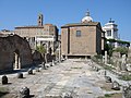 La Basilica Emilia (ricostruita dal 55 a.C. ed inaugurata nel 34 a.C.) e sullo sfondo la Curia.