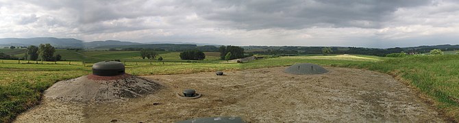 Blick von einer Batterie bei Ouvrage Schoenenbourg im Elsass. Die Geschütztürme sind versenkbar.