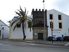 Torre de la muralla de Jerez anexada a una bodega.