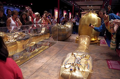 Sarcophage momiforme intérieur[44], intermédiaire et extérieur (répliques à l'exposition de 2012 « Toutankhamon, son tombeau et ses trésors » à Paris).