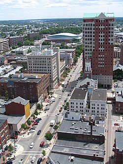 View o portion o downtoun frae Hampshire Plaza, leukin sooth along Elm Street, featurin 20-story Ceety Haw Plaza on richt