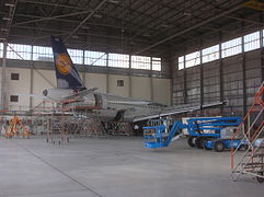 Les reparacions d'un Airbus A319 a l'interior d'un hangar.