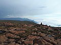 Mafadi hija quċċata fuq il-fruntiera tal-Afrika t'Isfel u l-Lesotho. F'għoli ta' 3450 m, hija l-ogħla muntanja fl-Afrika t'Isfel, iżda hija aktar baxxa minn Thabana Ntlenyana, l-ogħla quċċata fil-Lesotho li hija, f'għoli ta' 3482 m, l-ogħla punt fin-Nofsinhar tal-Afrika.