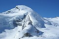 Das Allalinhorn (oder einfach Allalin) ist ein 4027 m hoher Gipfel in den Walliser Alpen. Es zählt zu den leichtesten und meist bestiegenen Viertausendern der Alpen, nicht zuletzt, da die Metro Alpin bis auf etwa 570 Höhenmeter an den Gipfel heranführt und dieser von der Bergstation der Bahn in etwa zwei Stunden erreichbar ist. Aufnahme: 3500 m, 2008