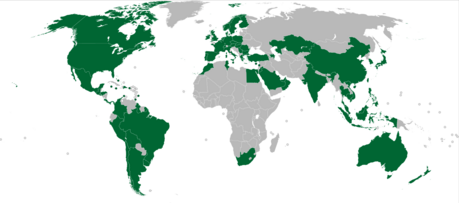 El mapa muestra en verde oscuro los países y territorios que tienen tiendas Starbucks Coffee, y son los siguientes: Canadá, los Estados Unidos, México, Panamá, Guatemala, El Salvador, Honduras, Costa Rica, Jamaica, las Bahamas, Puerto Rico, Trinidad y Tobago, Aruba, Colombia, el Perú, Brazil, Bolivia, Chile, Argentina, Uruguay, Kazajistán, China, Japón, la Corea del Sur, Sudáfrica, Marruecos, Túnez, España, Egipto, la Arabia Saudita, Omán, Bahrein, Catar, Hong Kong, Macau, Kuwait, Jordania, el Líbano, Chipre, Turquía, Azerbayán, Portugal, Francia, el Reino Unido, Italia, Grecia, Bulgaria, Rumanía, Serbia, Hungría, Eslovaquia, Polonia, Alemania, la República Checa, Austria, Suiza, Luxemburgo, Bélgica, los Países Bajos, Dinamarca, Suecia, Noruega, Finlandia, Irlanda, la India, Tailandia, Camboya, Vietnam, Indonesia, Malasia, Singapur, Taiwán, las Filipinas, Brunéi, Australia, Nueva Zelandia, Andorra, Mónaco, Malta, la Isla de Man y la Corea del Norte.