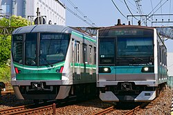 常磐線各駅停車に運用されるE233系（右）と東京メトロ16000系（左）