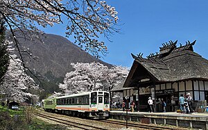 湯野上温泉駅に進入するAT-650形とAT-500形 （2010年5月3日）