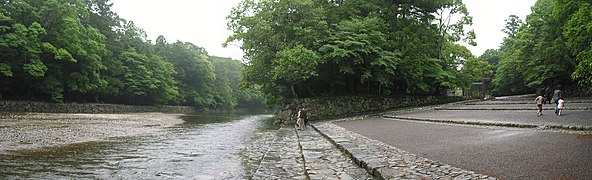 伊勢神宮内宮の御手洗場（五十鈴川）