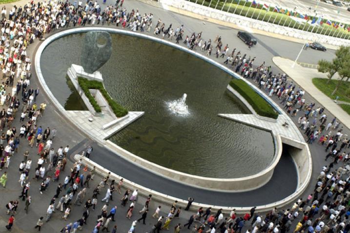 Staff at the UN Secretariat mourn their colleagues who perished in the Baghdad bombing of 2003. Staff at the UN Secretariat mourn their colleagues who perished in the Baghdad bombing of 2003.